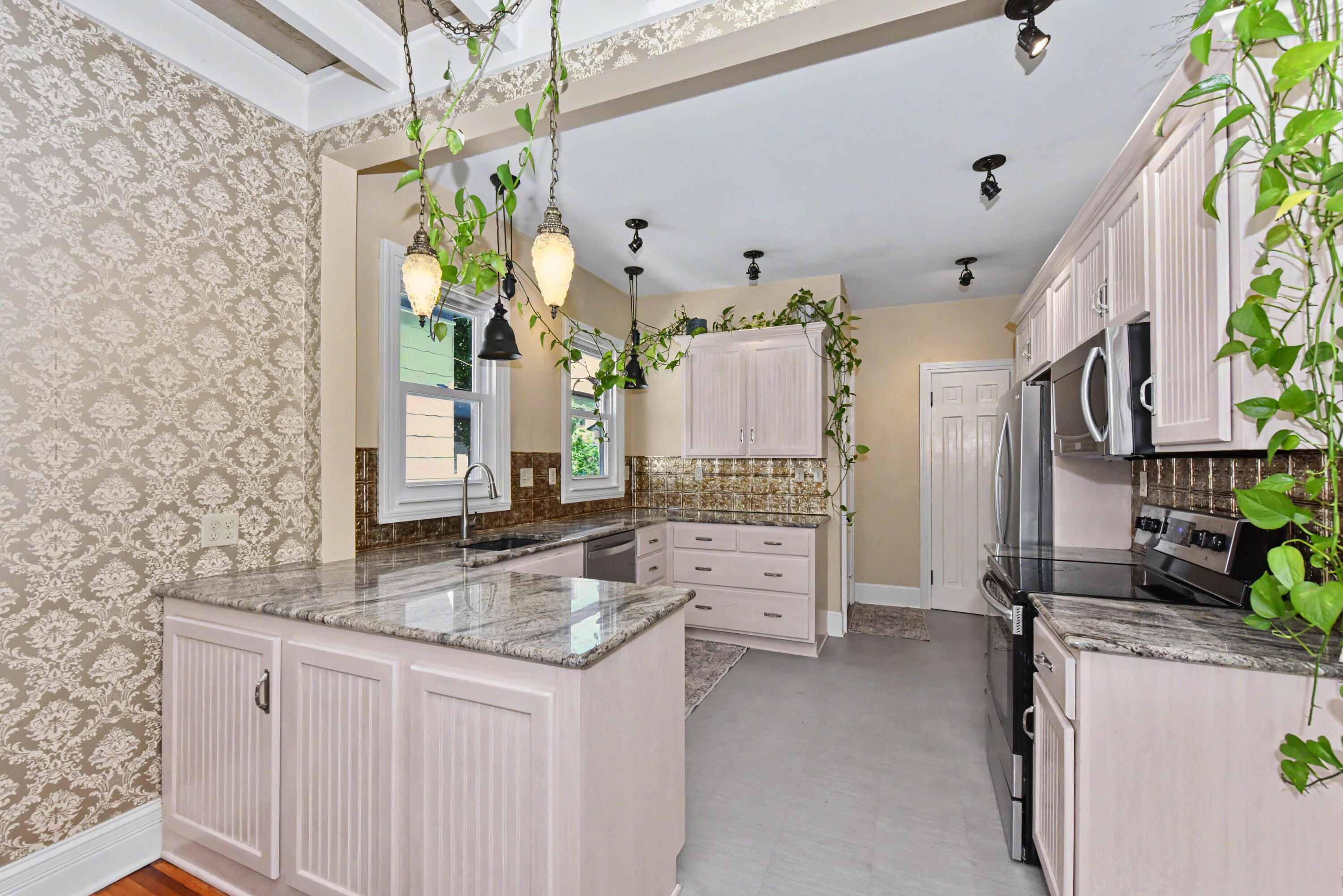 1213 College Avenue Racine, WI 53403 - Photo 12 of 54 DSC_9415