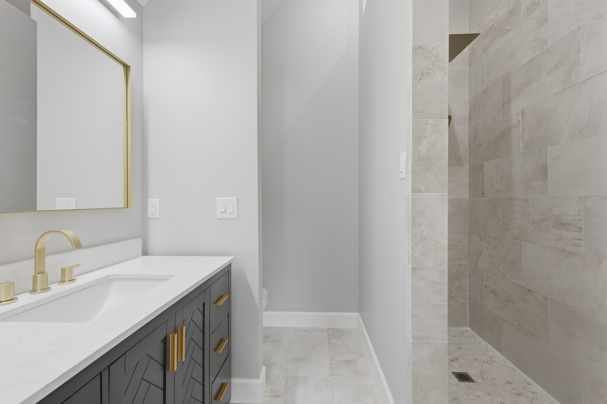 7106 Hampton Court Spring, TX 77389 - Photo 19 of 31 2nd floor en-suite bathroom