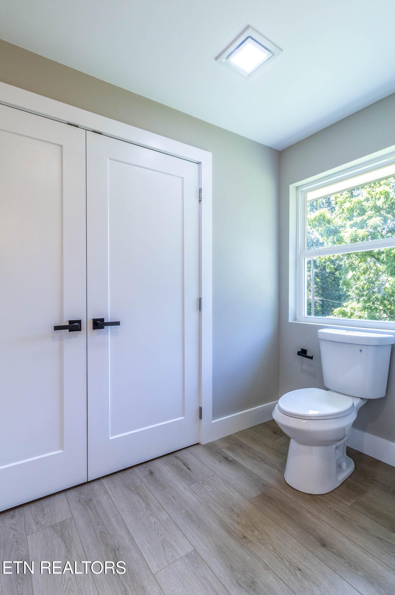 505 Foust Carney Road Powell, TN 37849 - Photo 19 of 40 a bathroom with a toilet sink and a mirror