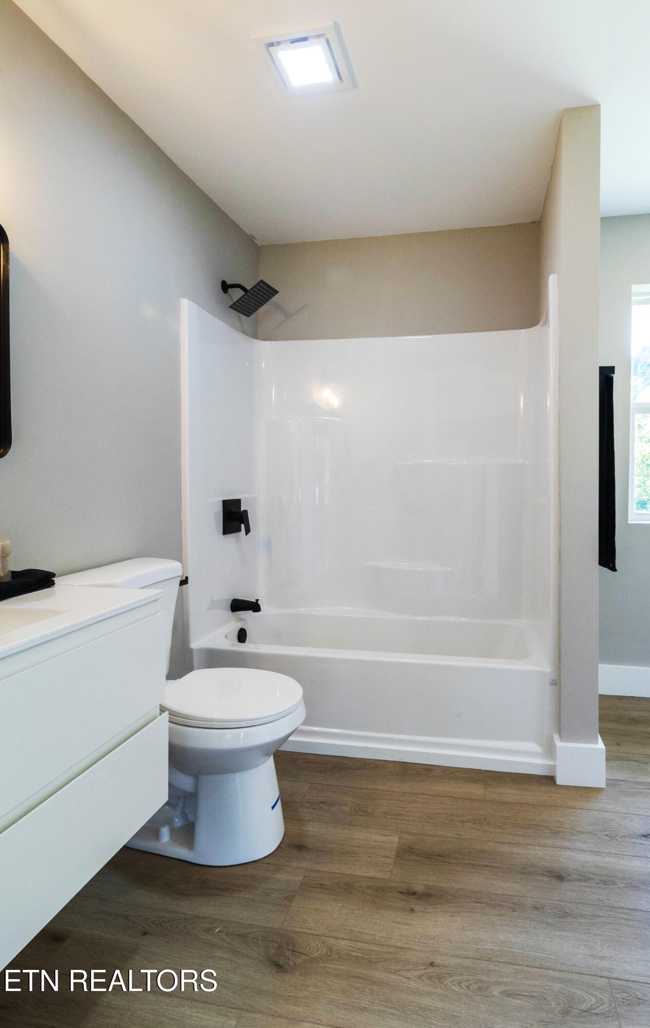 505 Foust Carney Road Powell, TN 37849 - Photo 20 of 40 a bathroom with a toilet a sink a mirror and bathtub