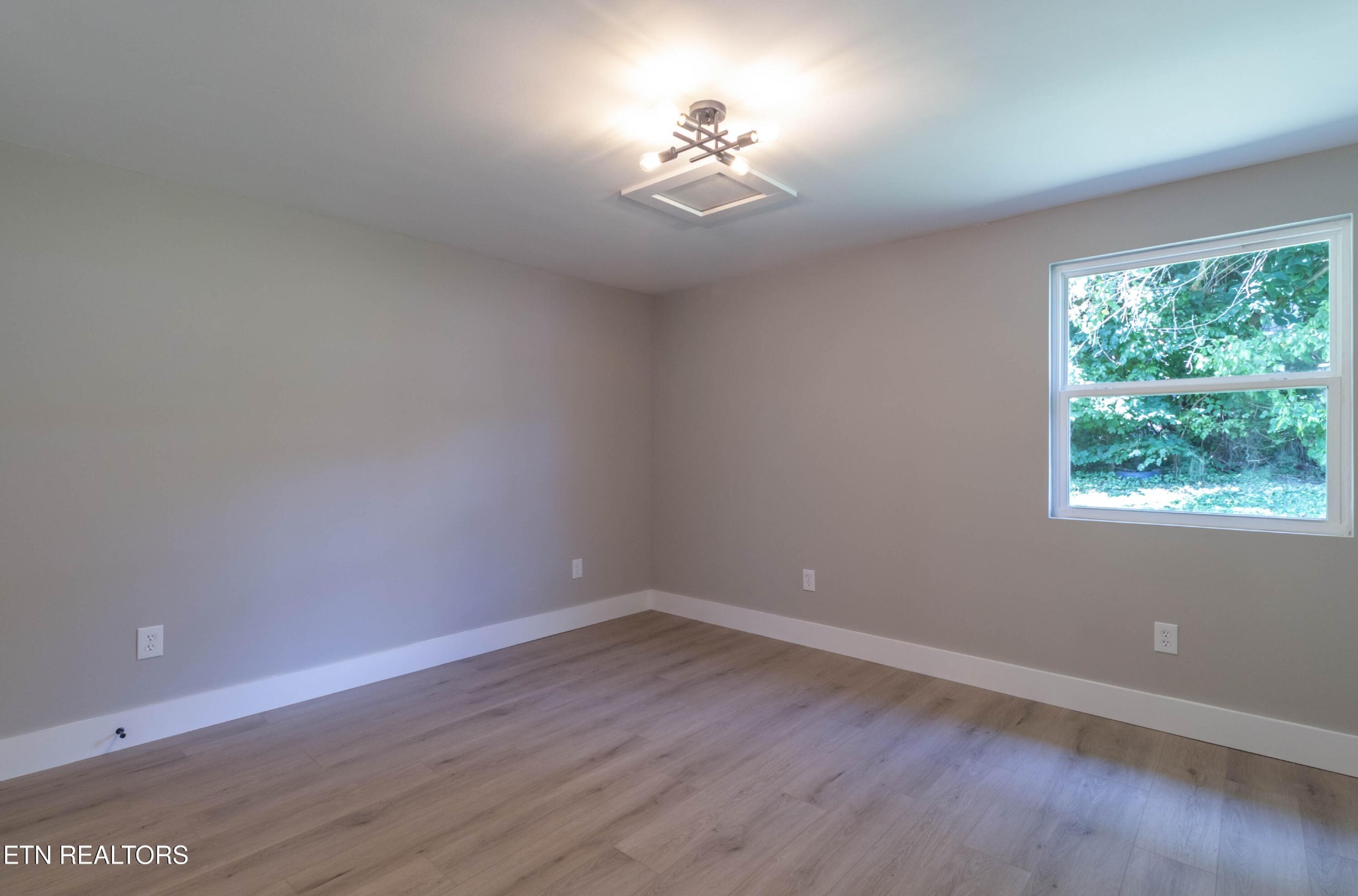 505 Foust Carney Road Powell, TN 37849 - Photo 25 of 40 wooden floor in an empty room with a window