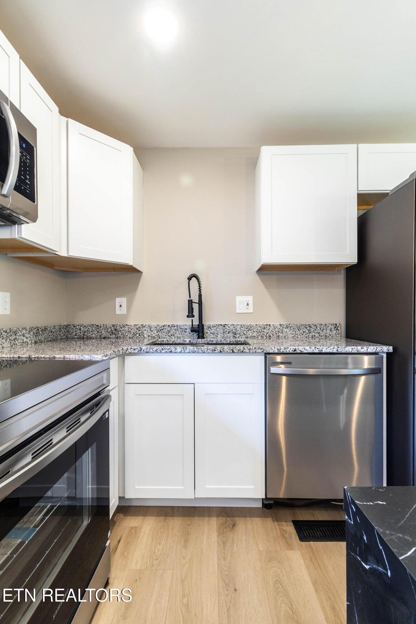 505 Foust Carney Road Powell, TN 37849 - Photo 10 of 40 a kitchen with granite countertop a stove and a sink