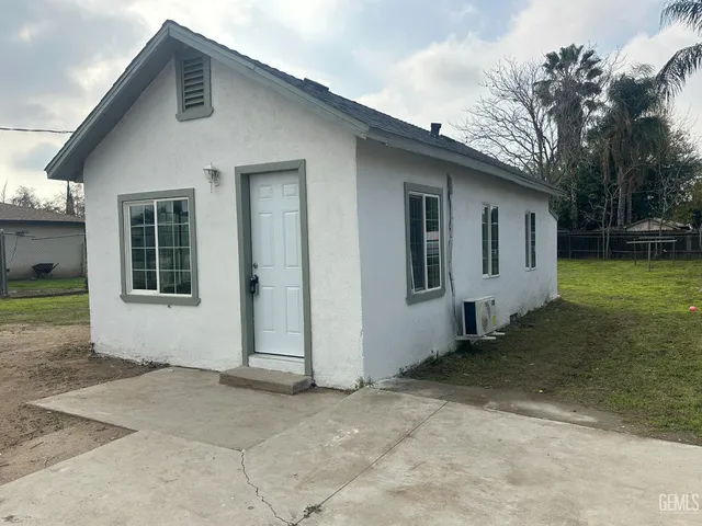 a view of a house with backyard and garden