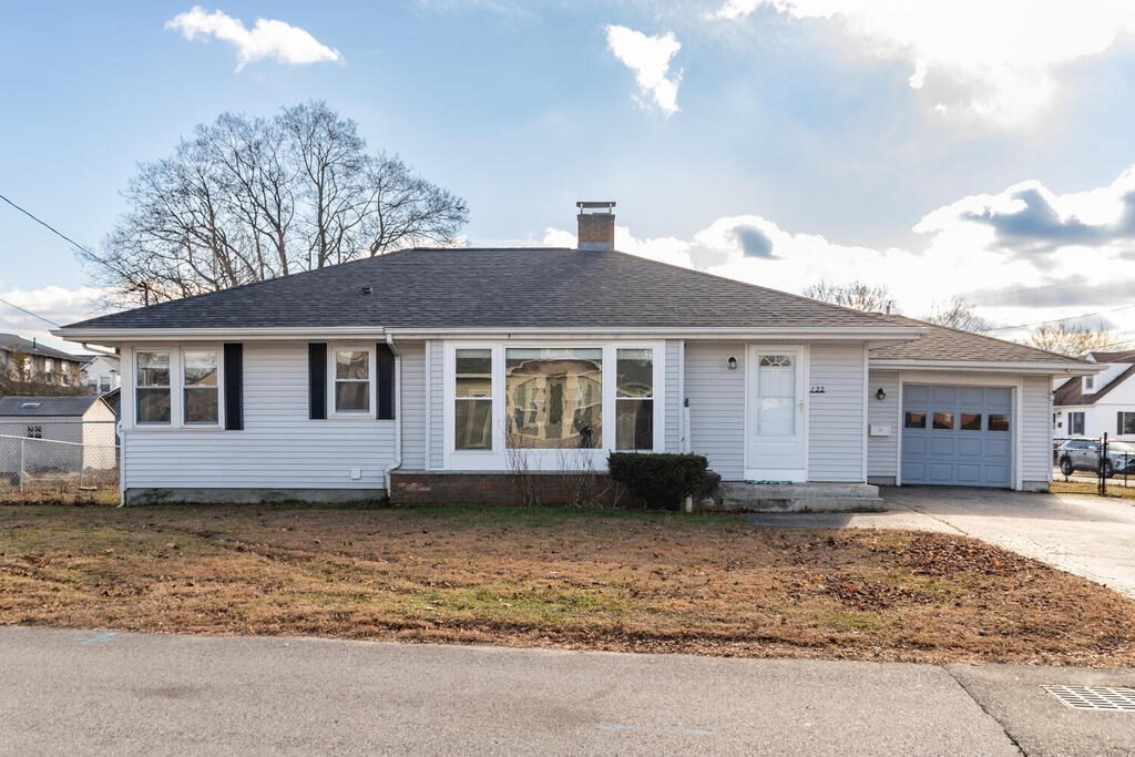 a view of a house with a yard