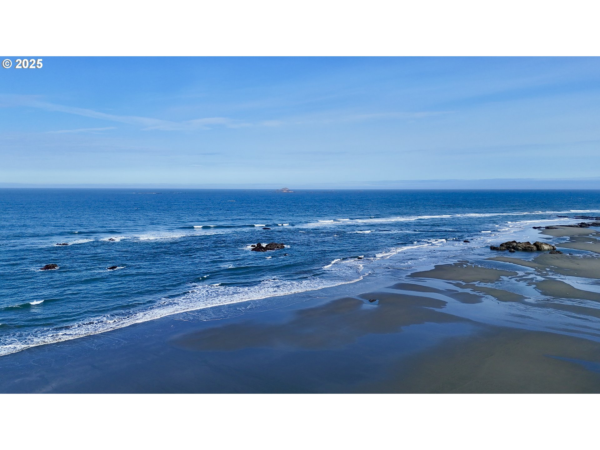 Old Coast Road Gold Beach, OR 97444 - Photo 14 of 26 a black and white photo of a room