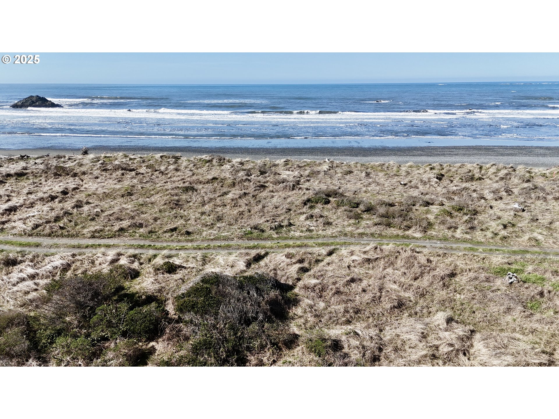 Old Coast Road Gold Beach, OR 97444 - Photo 9 of 26 a open area of a house