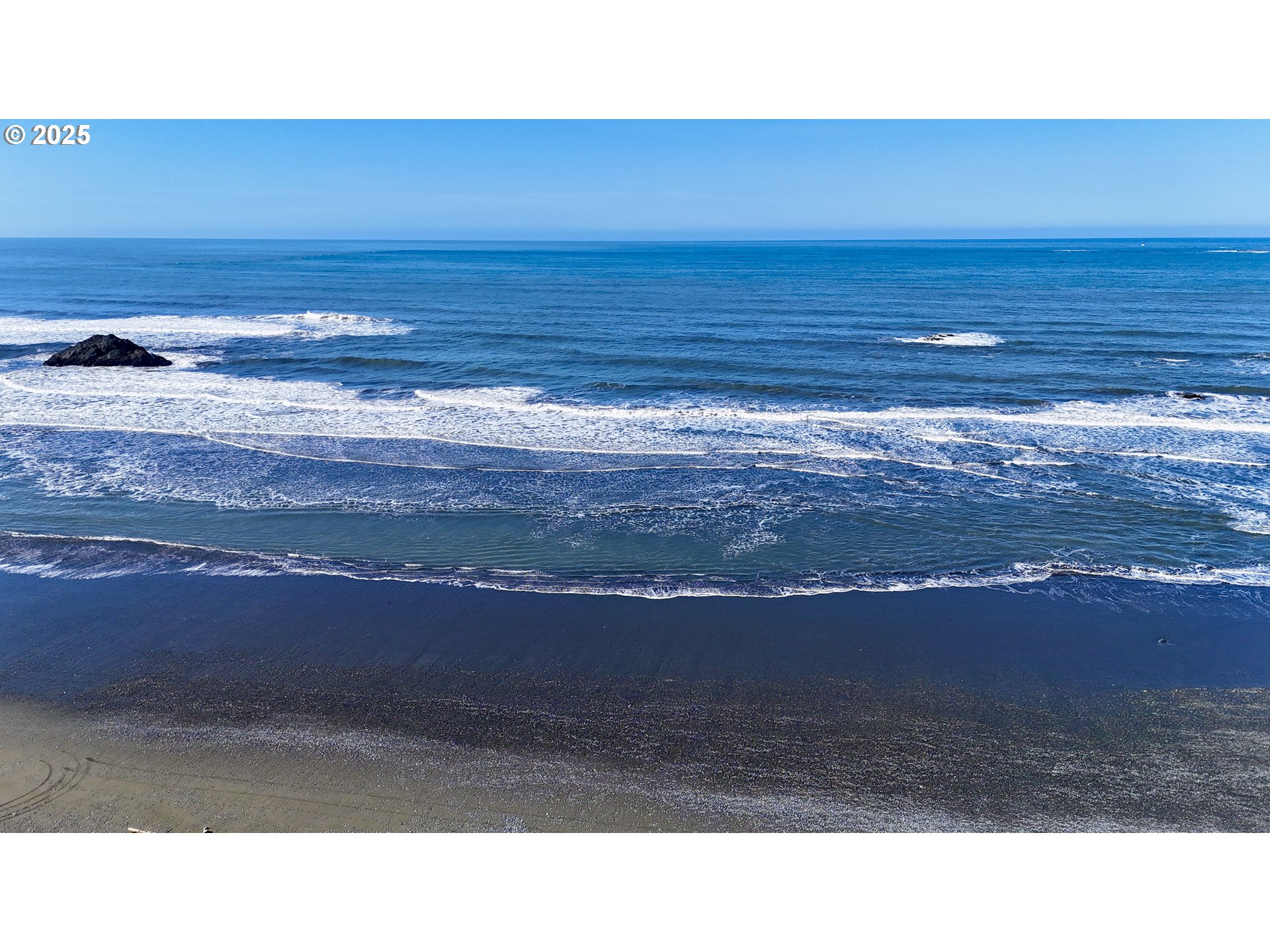 Old Coast Road Gold Beach, OR 97444 - Photo 10 of 26 a black and white photo of a room