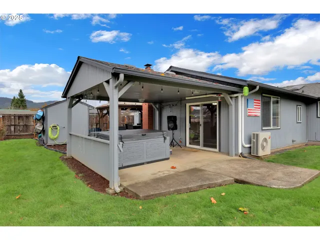 a view front of house with a yard