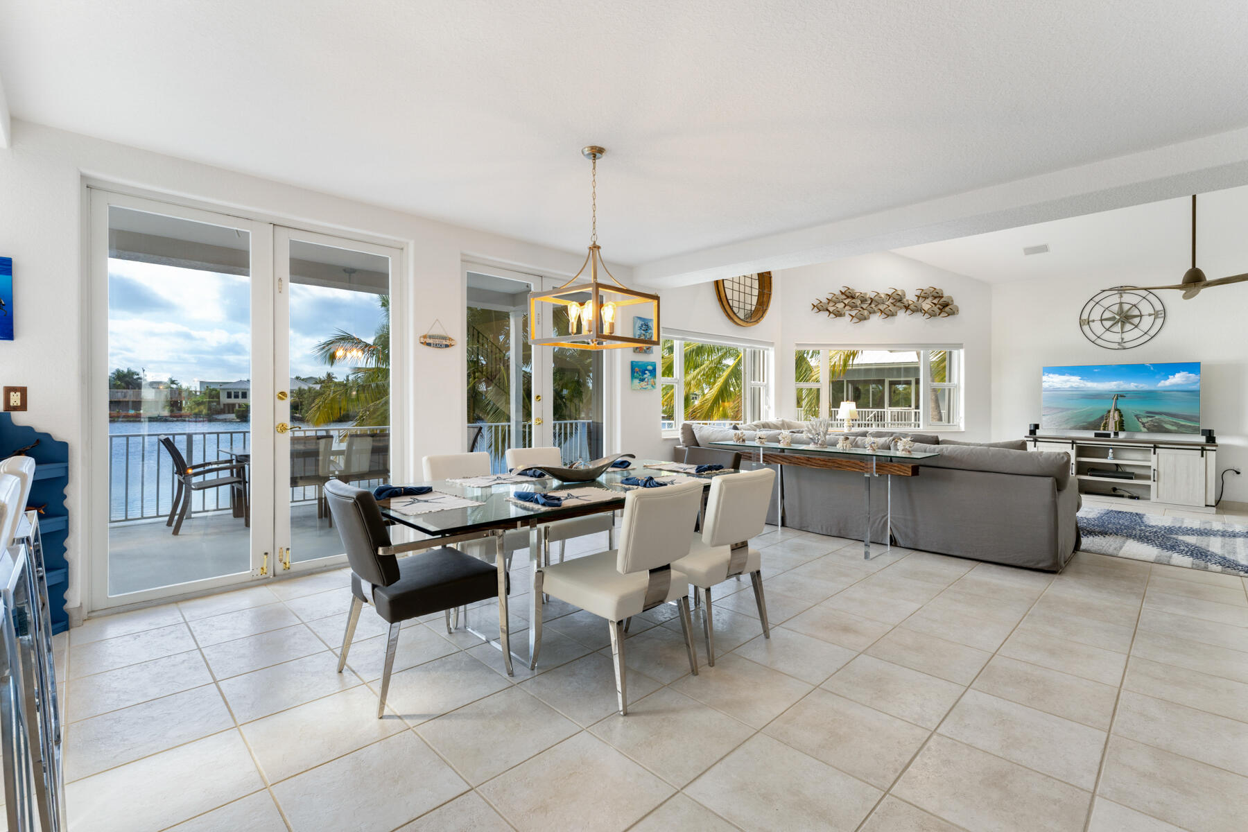 54 Mutiny Place Key Largo, FL 33037 - Photo 21 of 69 Great room with a lot of windows
