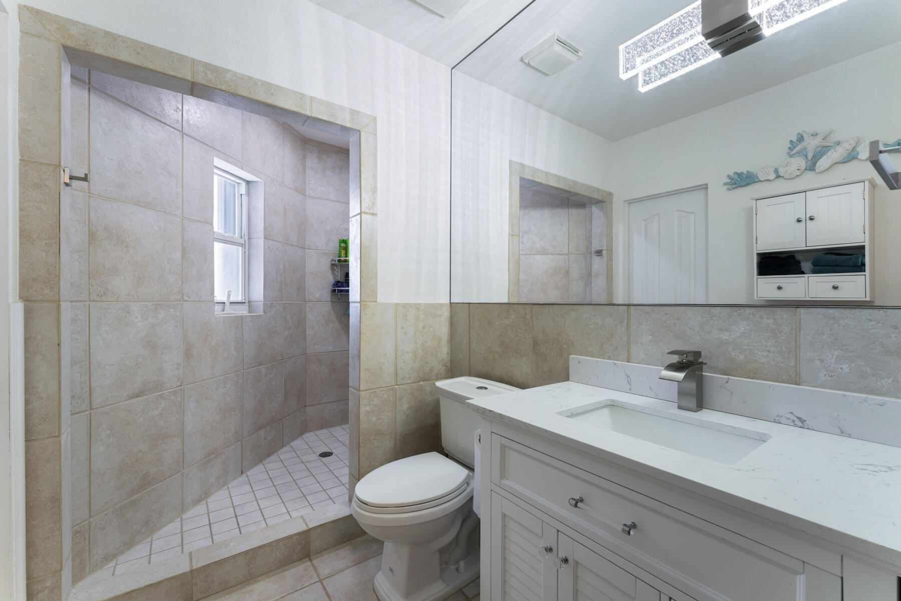 54 Mutiny Place Key Largo, FL 33037 - Photo 34 of 69 2nd level Guest ensuite bathroom
