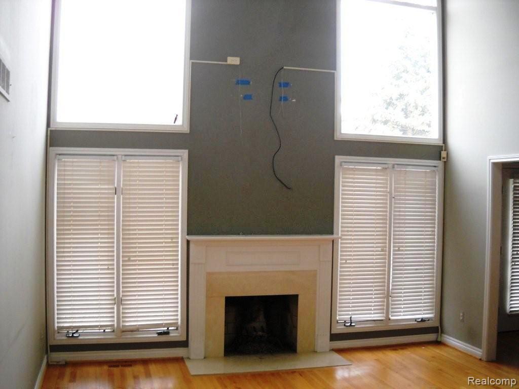1089 Pointe Pl Boulevard Rochester, MI 48307 - Photo 5 of 12 Living Room