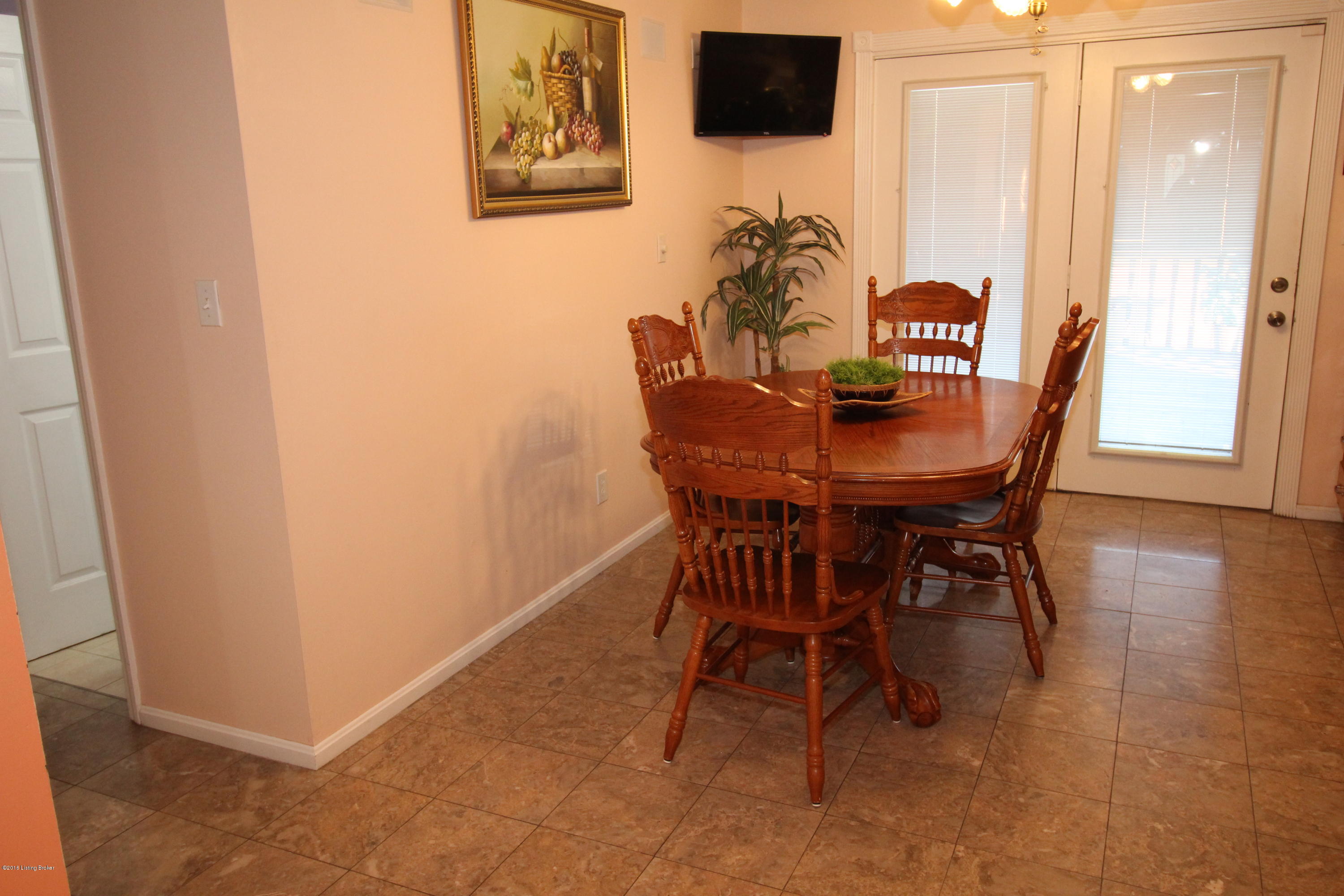 8317 Twisted Pine Road Louisville, KY 40219 - Photo 17 of 29 Dining room