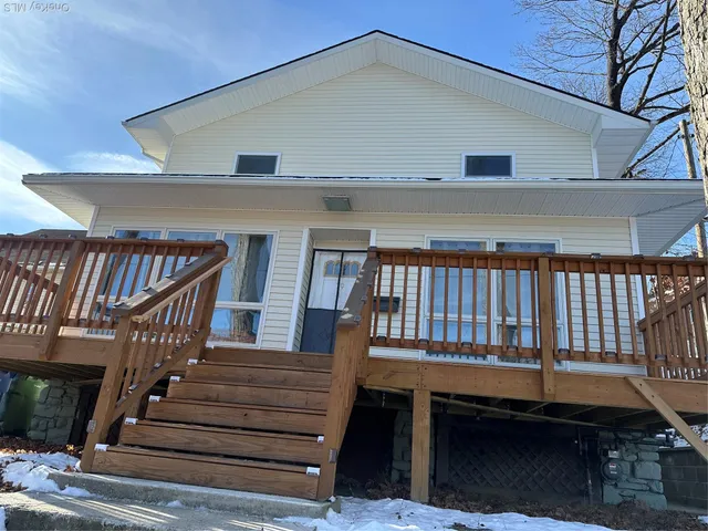 a view of entryway with a front door