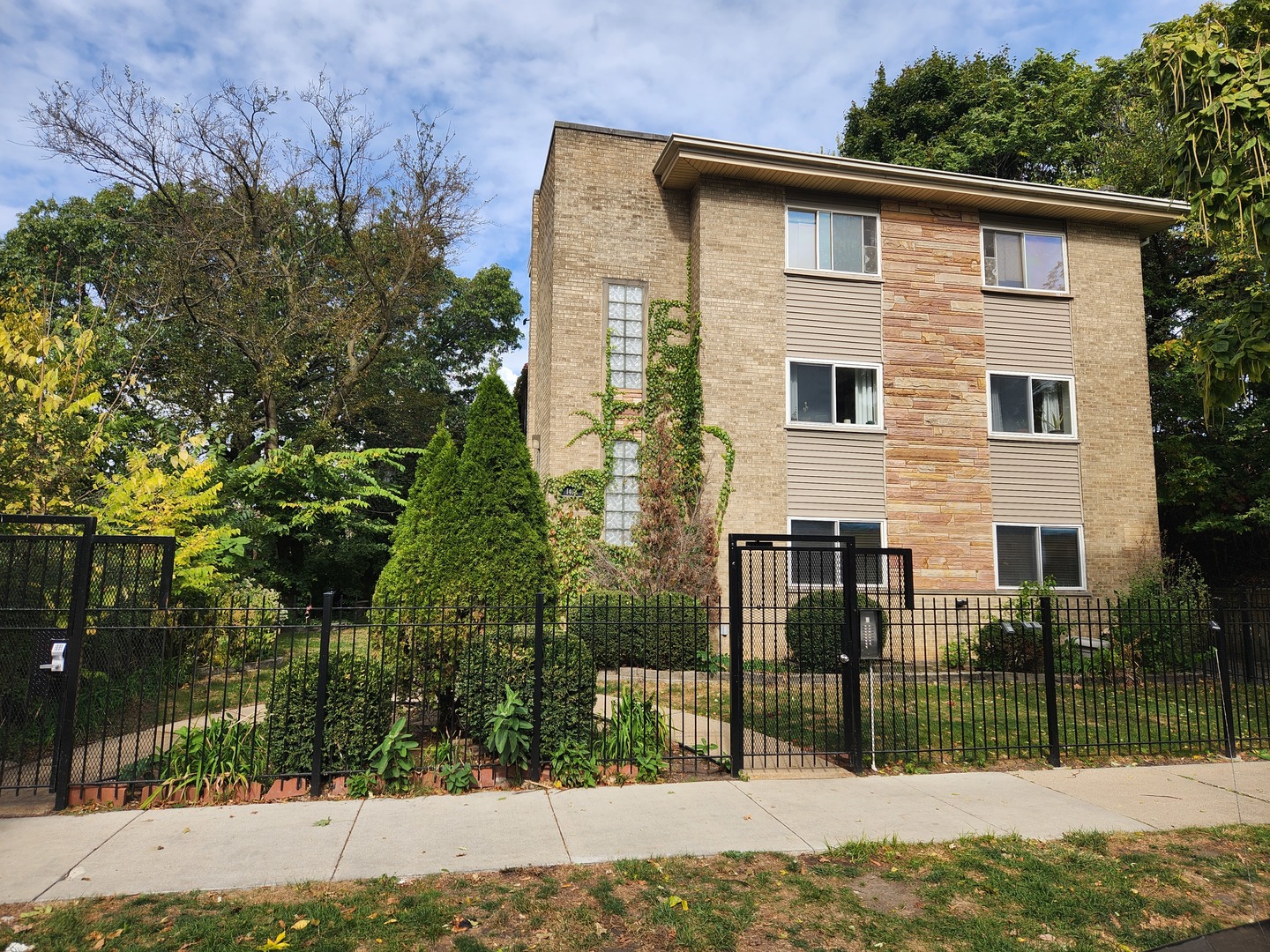 1404 West Estes Avenue, Unit 4A Chicago, IL 60626 - Photo 1 of 12