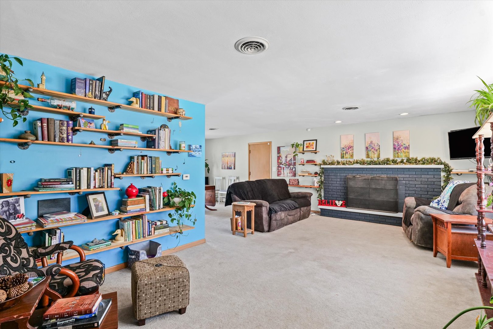 2018 South Cottage Grove Avenue Urbana, IL 61801 - Photo 5 of 31 a room with furniture a rug toys and a book shelf