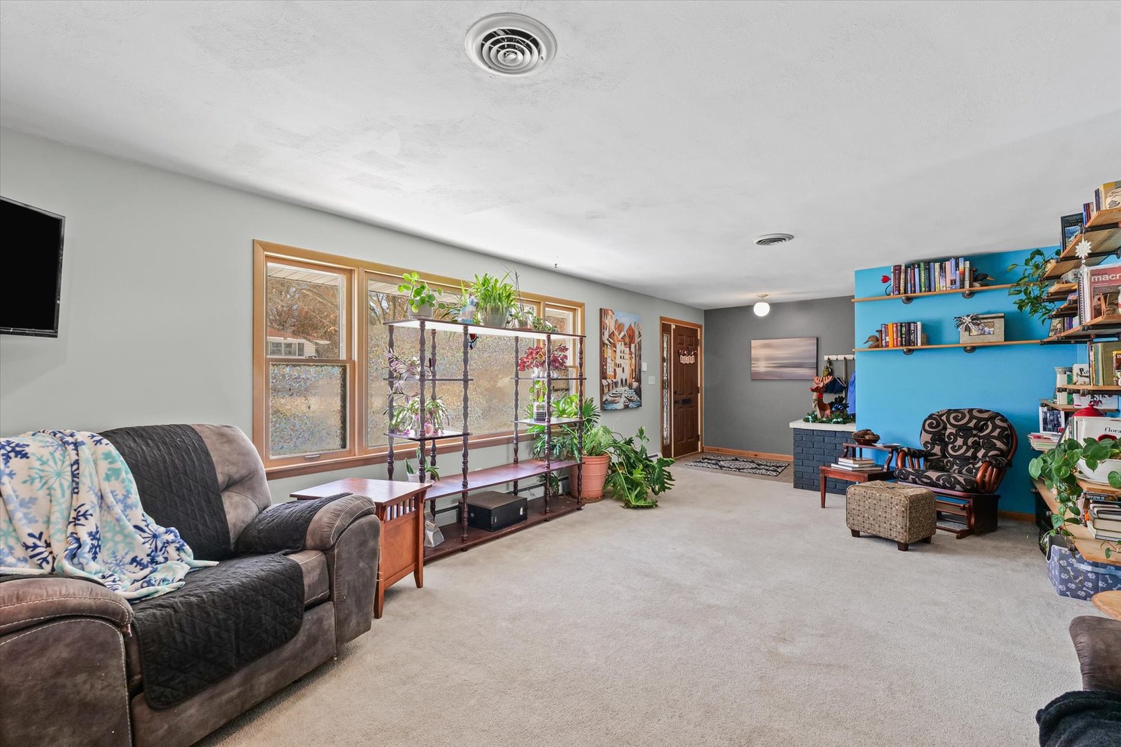 2018 South Cottage Grove Avenue Urbana, IL 61801 - Photo 6 of 31 a living room with furniture and a flat screen tv