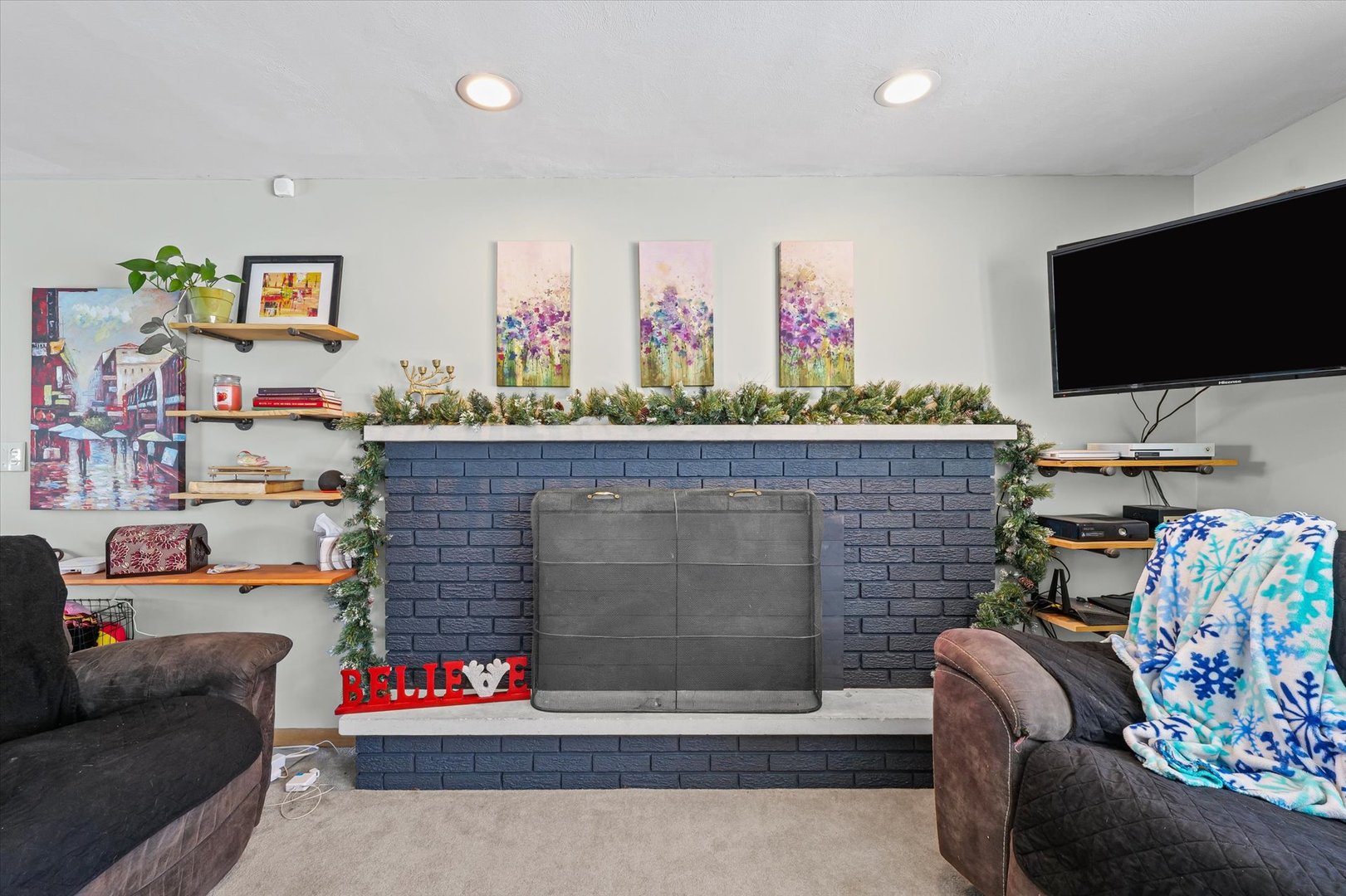 2018 South Cottage Grove Avenue Urbana, IL 61801 - Photo 8 of 31 a living room with furniture and flowers