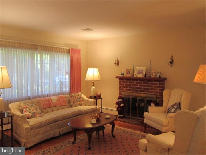 203 Ridge Road Southampton, NJ 08088 - Photo 8 of 25 Living Room