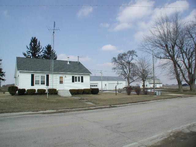 1192 West McConnell Road Freeport, IL 61032 - Photo 1 of 3 a house that has a tree in front of it