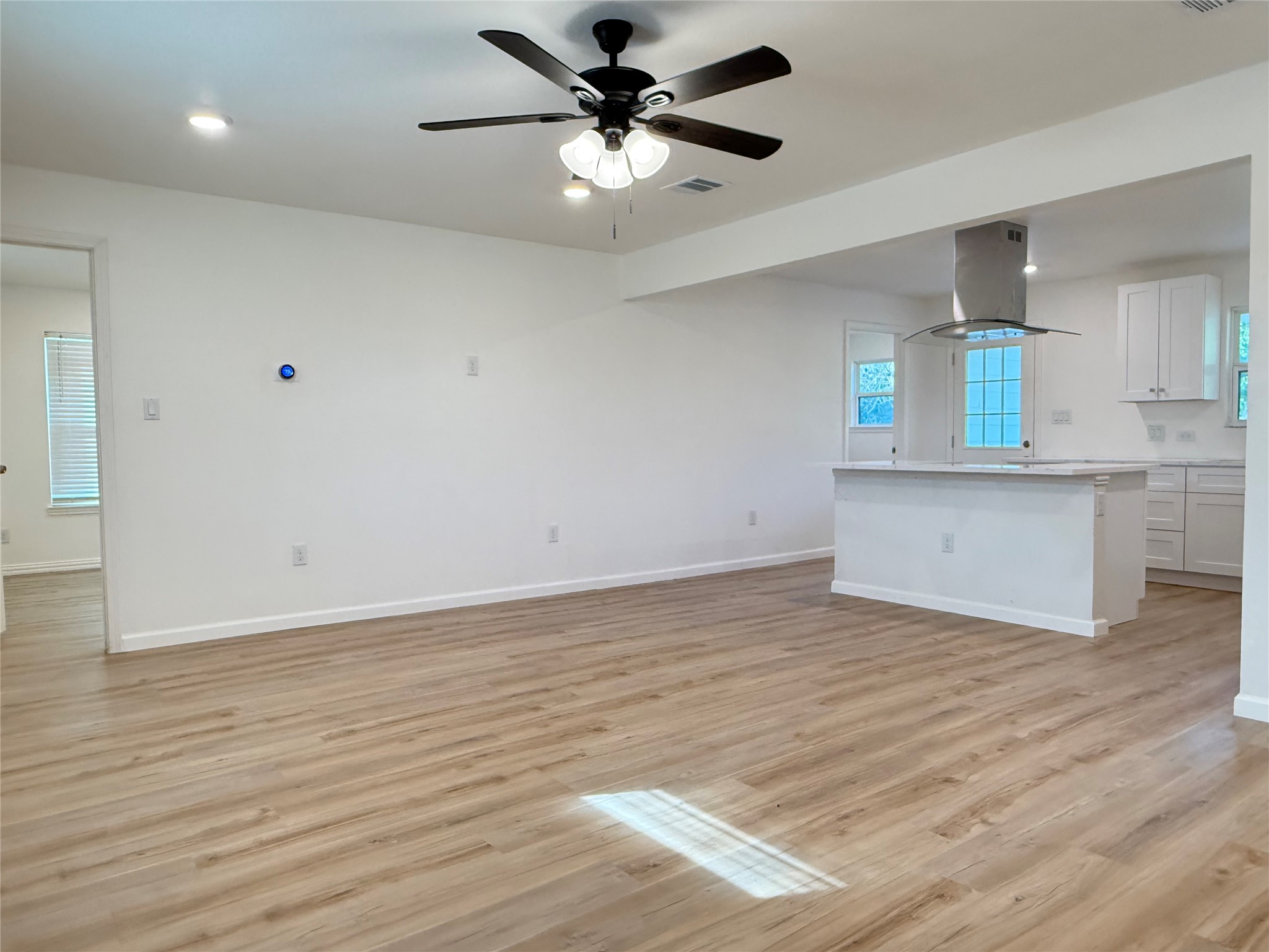 800 Old Thorndale Road Taylor, TX 76574 - Photo 5 of 20 Large living room