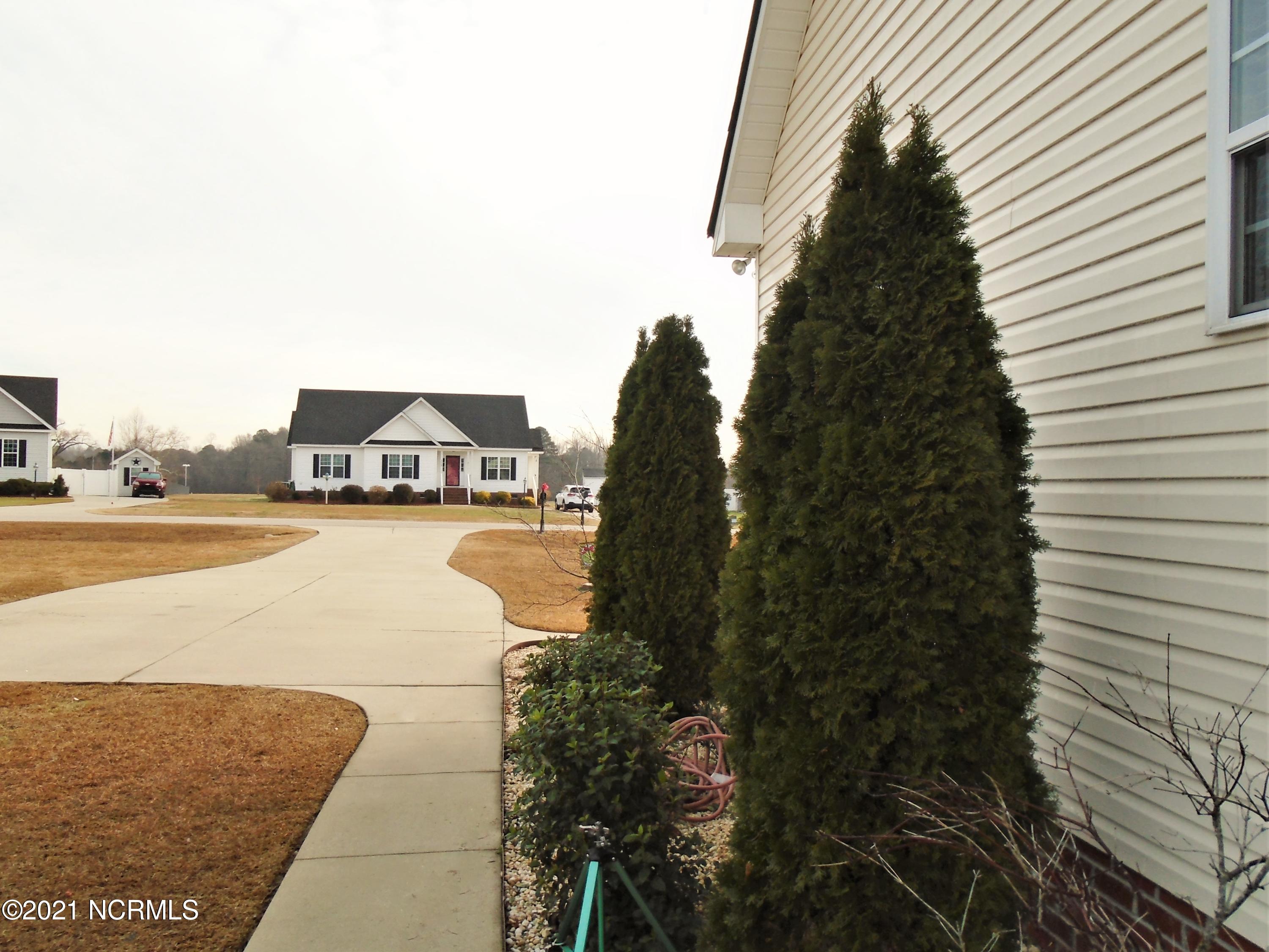 4033 Baybrook Road Nashville, NC 27856 - Photo 12 of 46 Driveway view.