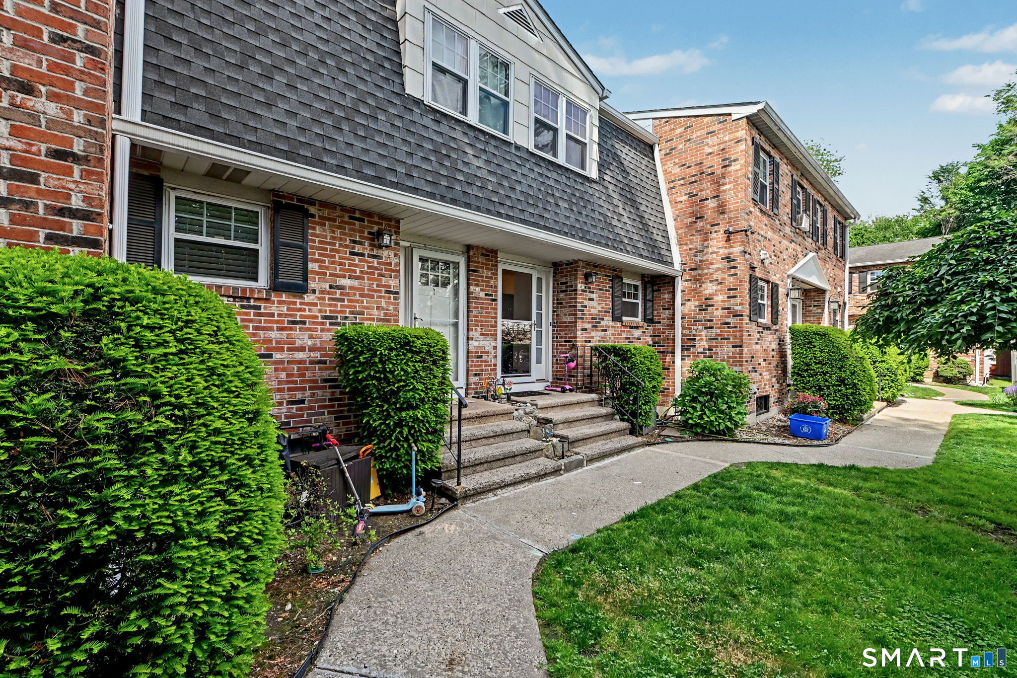 19 Colonial Road, Unit 8 Stamford, CT 06906 - Photo 2 of 21