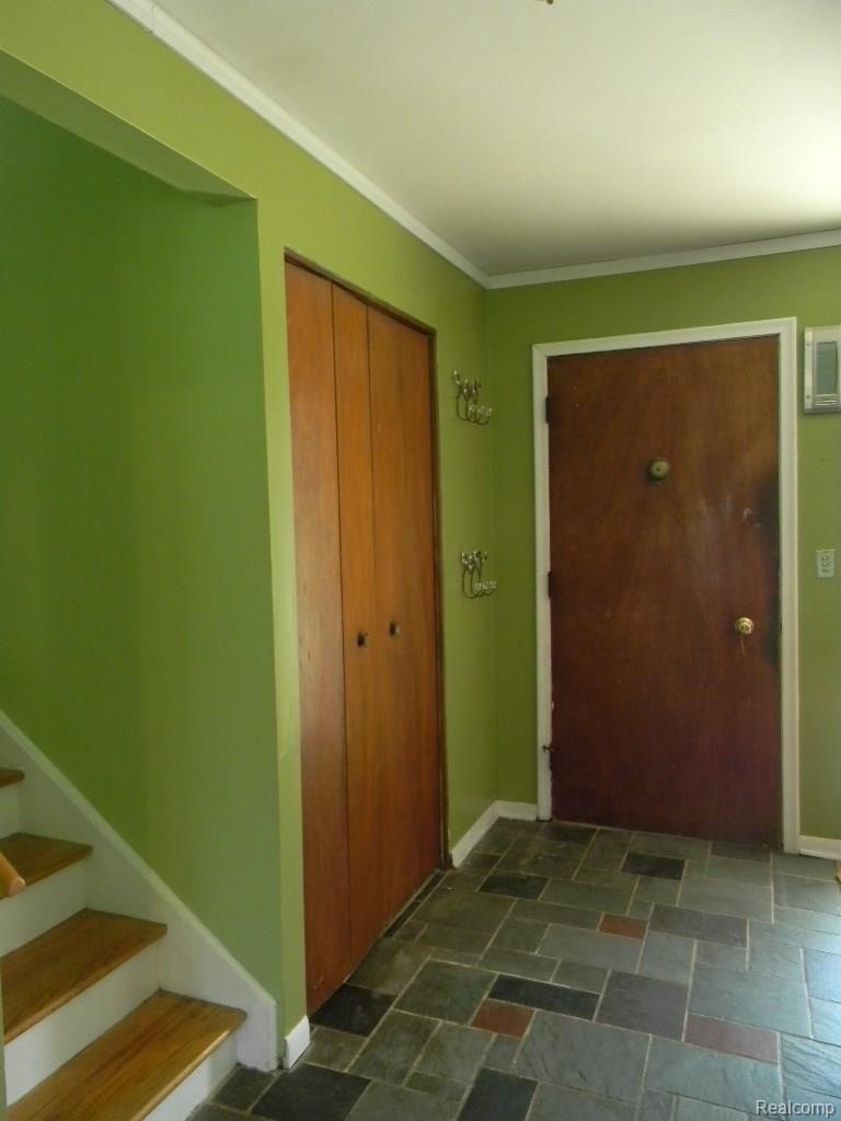 270 Brewster Road Rochester, MI 48309 - Photo 6 of 19 Entry has Slate Floor