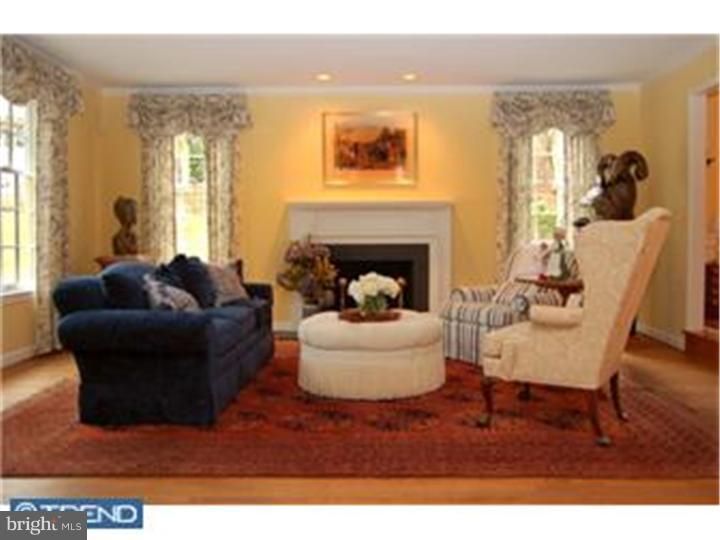 239 Ravenscliff Road Wayne, PA 19087 - Photo 3 of 12 Living Room