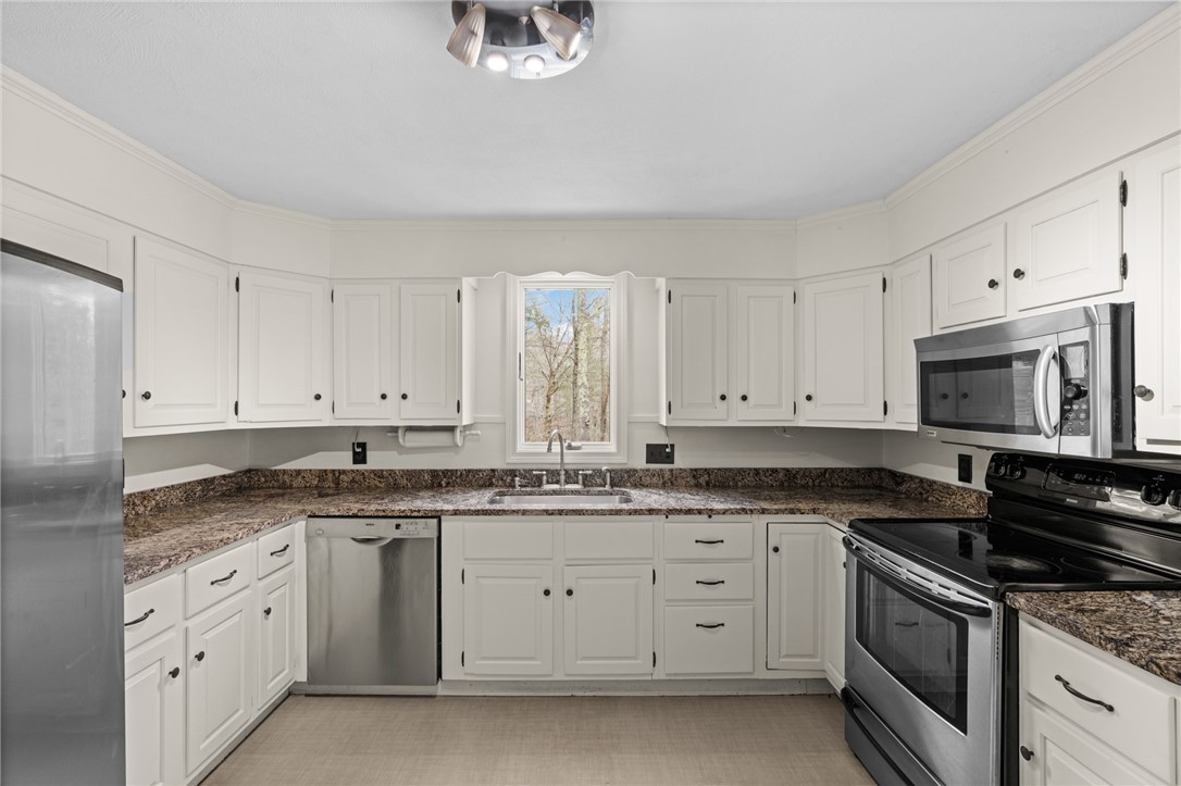60 Meadowbrook Road Richmond, RI 02898 - Photo 11 of 44 Kitchen