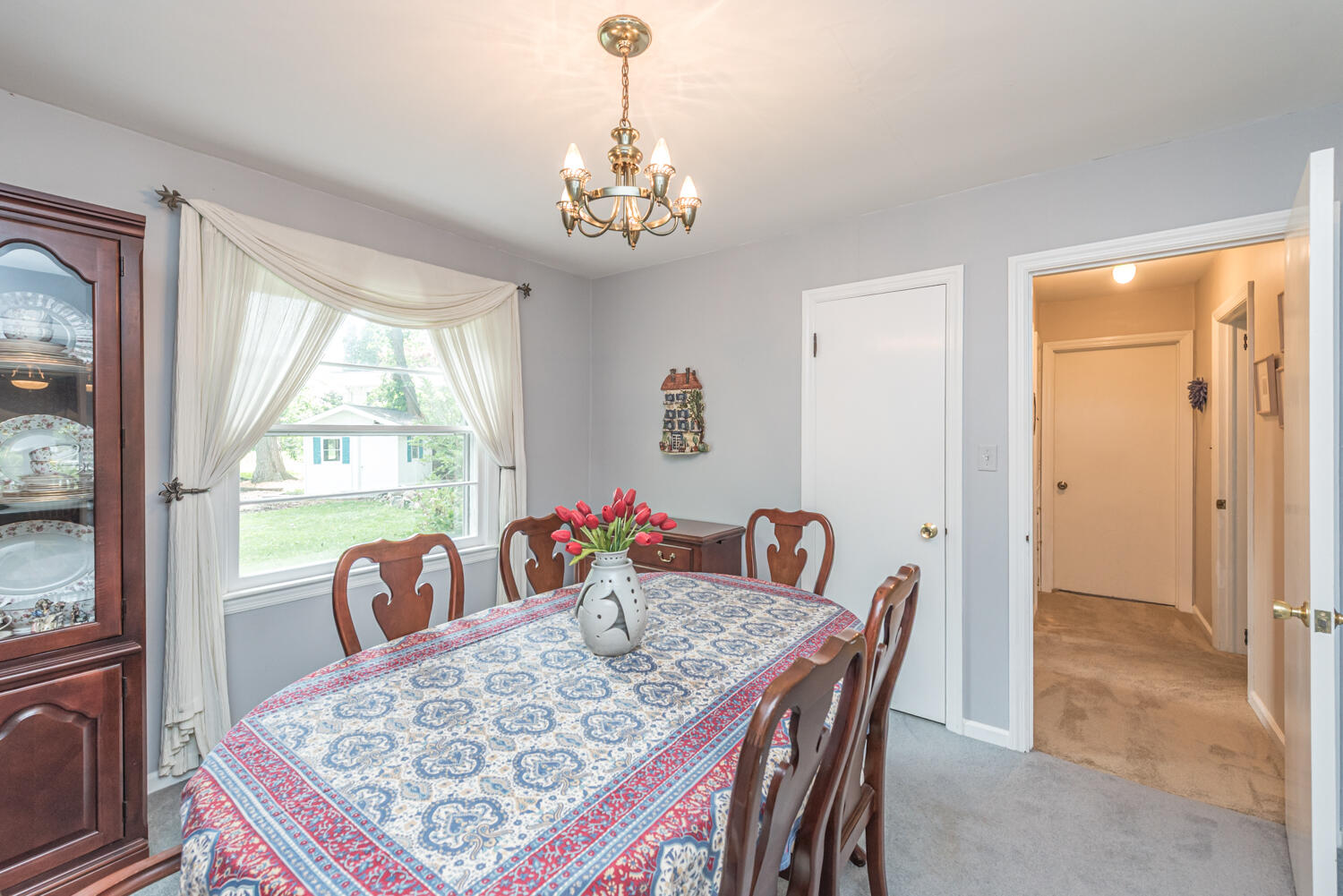 719 Sunset Road Ann Arbor, MI 48103 - Photo 29 of 65 DR to bathroom