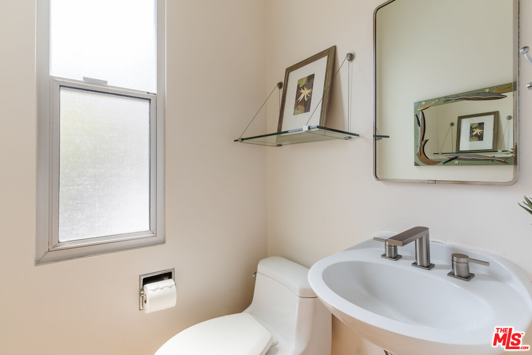 2980 Edgewick Road Glendale, CA 91206 - Photo 21 of 34 a bathroom with a toilet sink and mirror