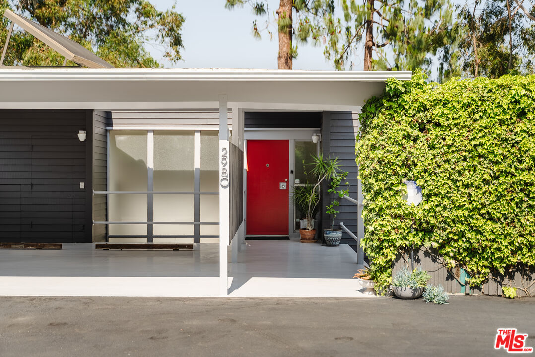 2980 Edgewick Road Glendale, CA 91206 - Photo 5 of 34 a house with a yard