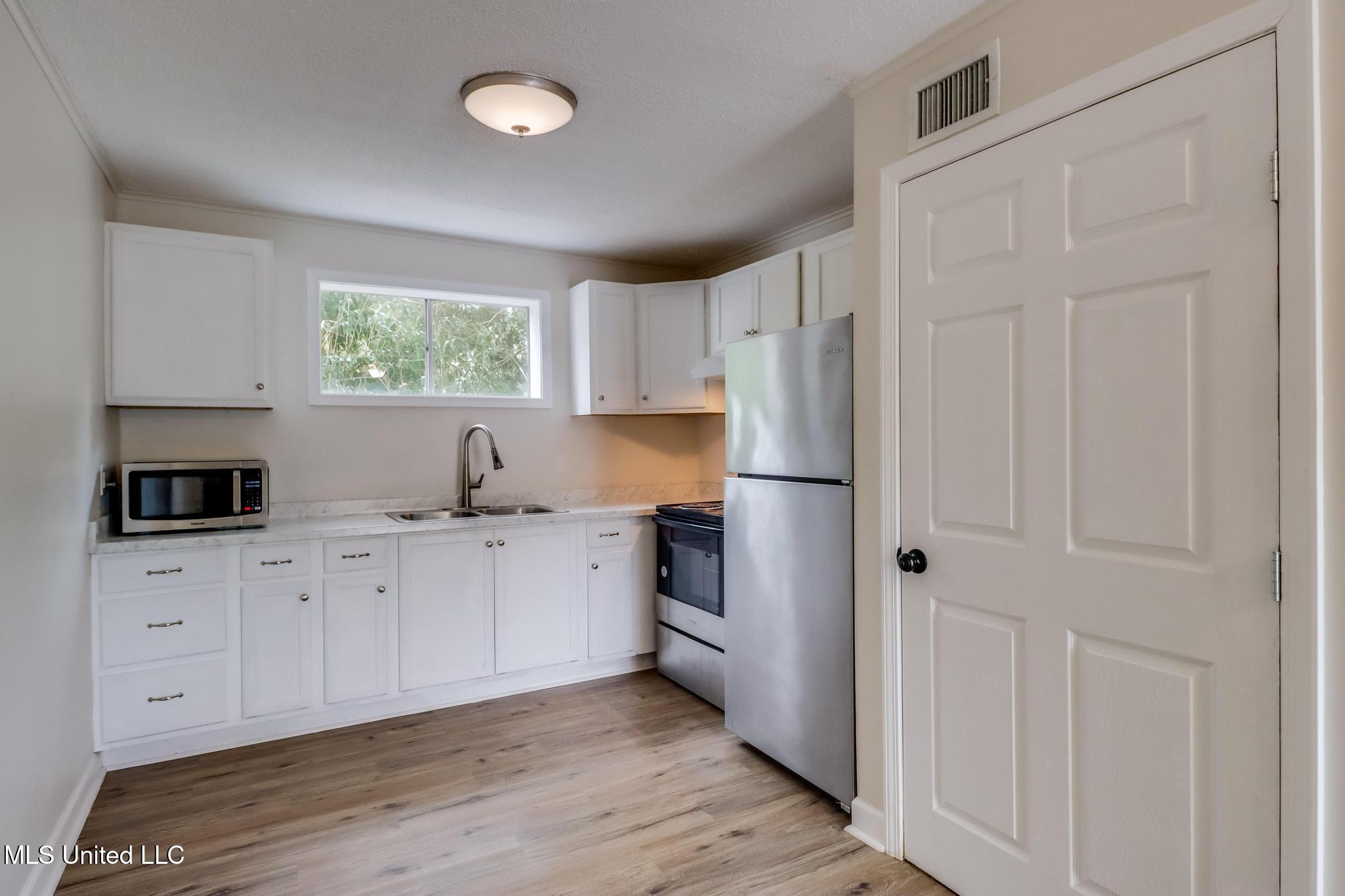 150 Pat Harrison Street, Unit 2 Biloxi, MS 39530 - Photo 4 of 12 Photo Feb 16 2026, 10 59 33 AM (2)