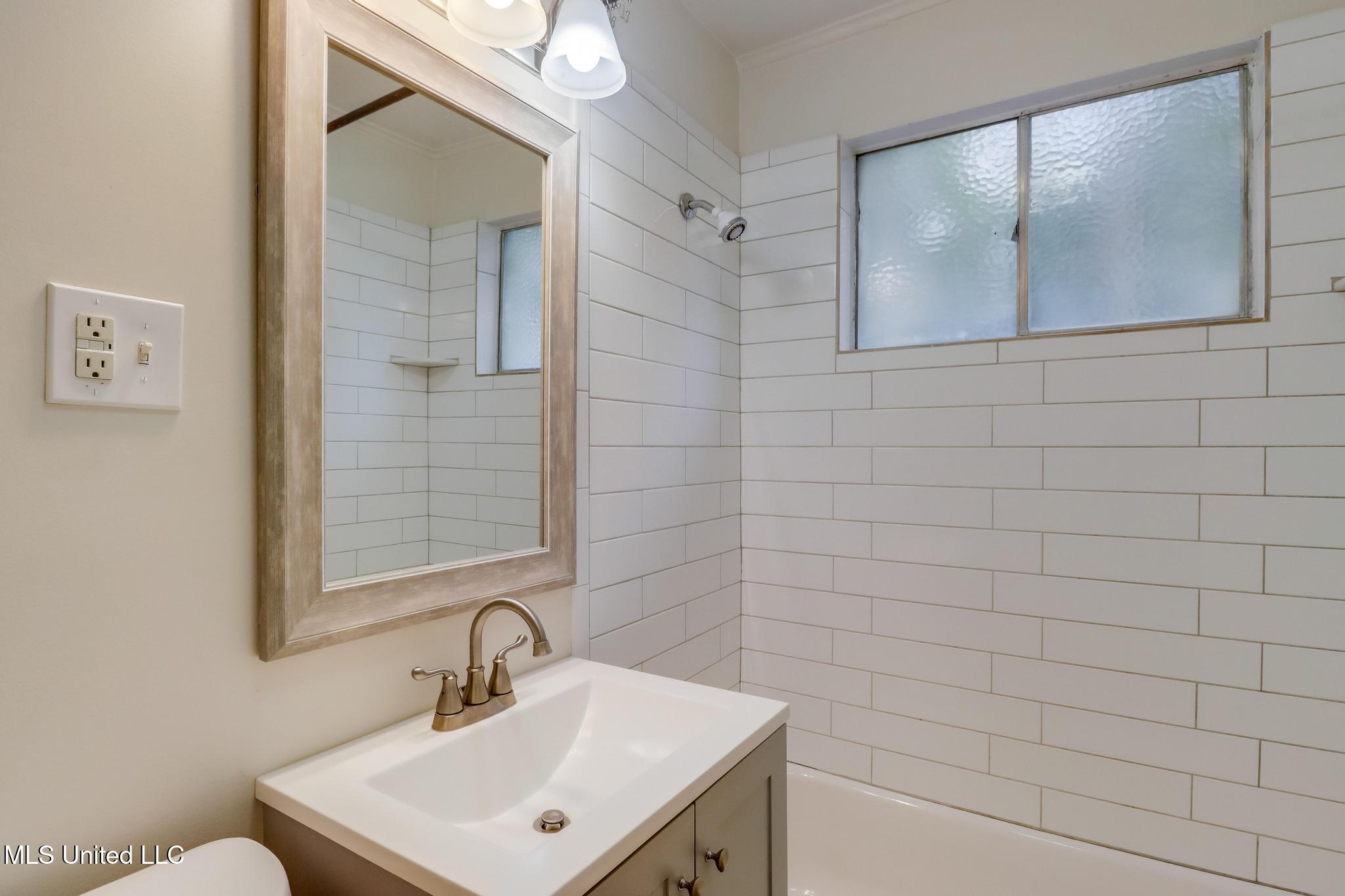 150 Pat Harrison Street, Unit 2 Biloxi, MS 39530 - Photo 8 of 12 Photo Feb 16 2026, 11 00 33 AM