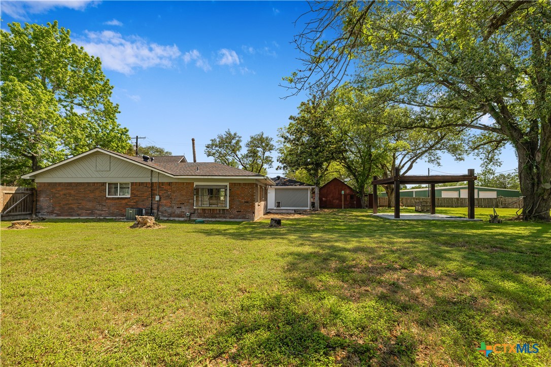 20 Hambleton Road Victoria, TX 77905 - Photo 32 of 48 a front view of house with yard and trees