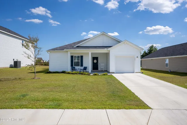 $307,500 | 173 North Squires Run Lane, Richlands, NC 28574