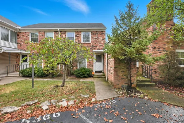 $129,900 | 5366 Yorkshire Vlg Lane, Unit B22, Columbus, OH 43232