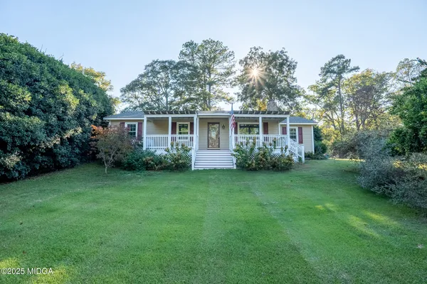 a view of a house with backyard and garden