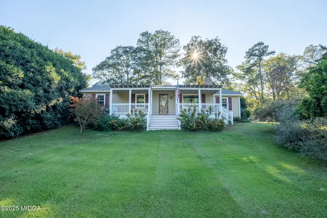 a view of a house with backyard and garden