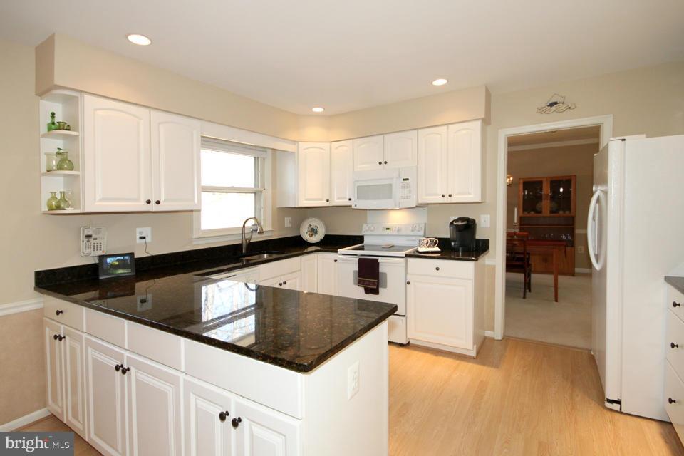 10136 Red Spruce Road Fairfax, VA 22032 - Photo 9 of 30 Kitchen