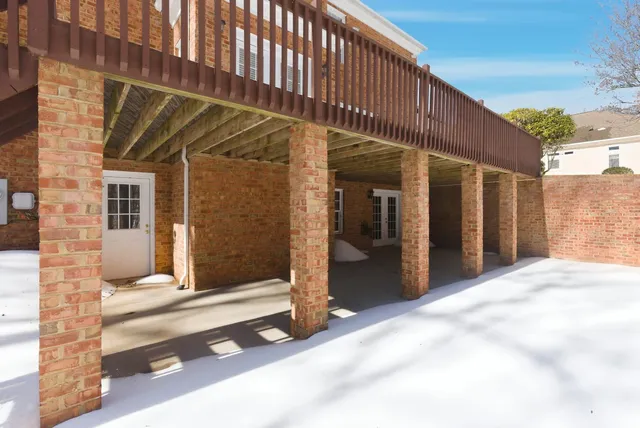 a view of backyard of the house