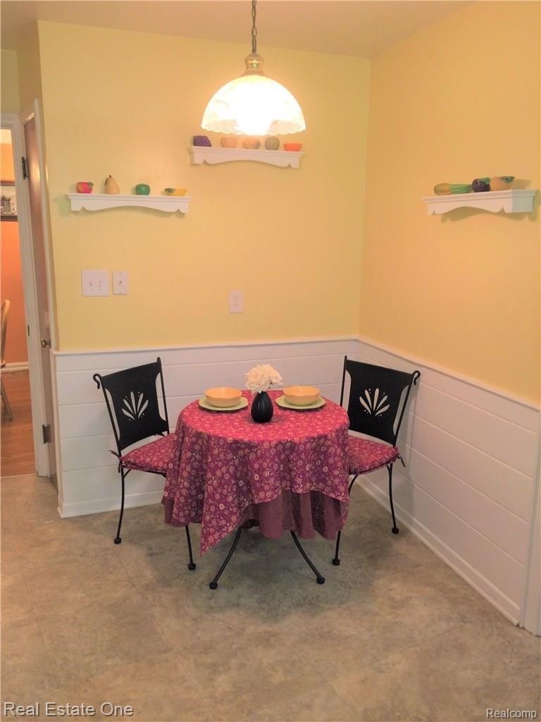 16940 Thirteen Mile Road Franklin, MI 48025 - Photo 19 of 41 Kit Table.JPG