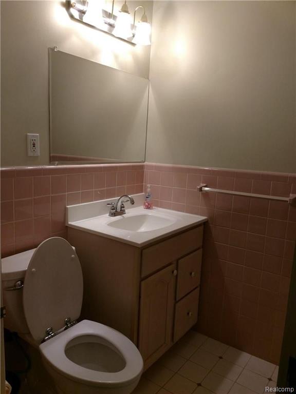 28241 Quail Hollow Road Farmington Hills, MI 48331 - Photo 13 of 21