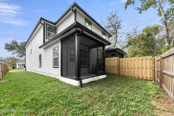 a view of a backyard