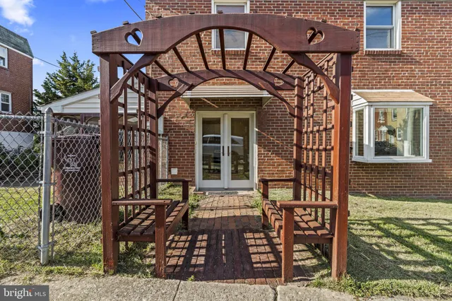 a view of a house with backyard and sitting area