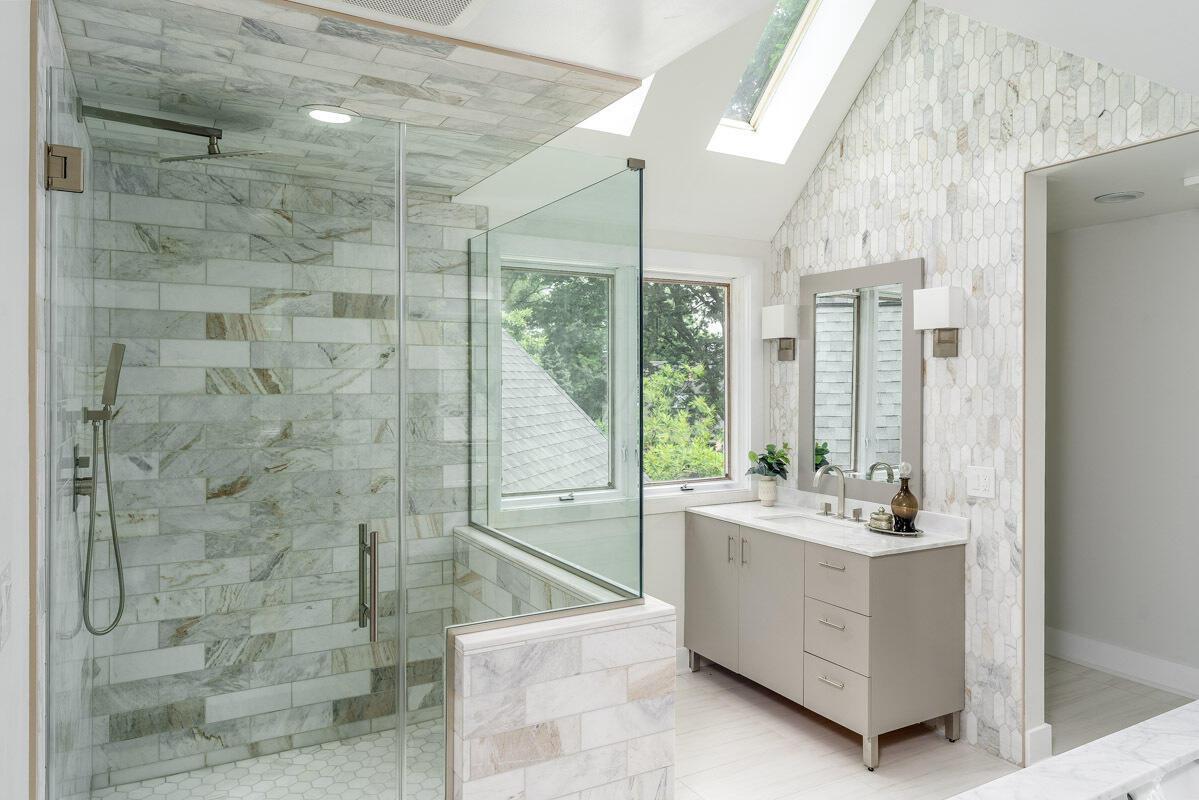 4130 Daventry Road Upper Arlington, OH 43220 - Photo 25 of 47 Upstairs Owners Suite Bathroom