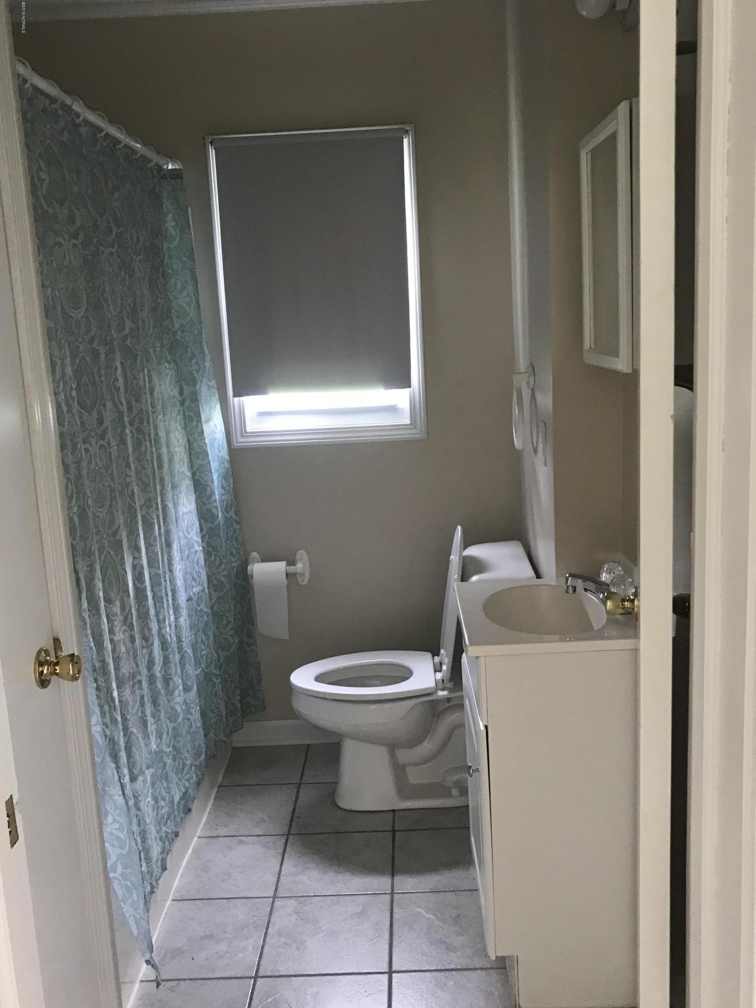121 Old River Road Beaufort, NC 28516 - Photo 11 of 14 Bathroom