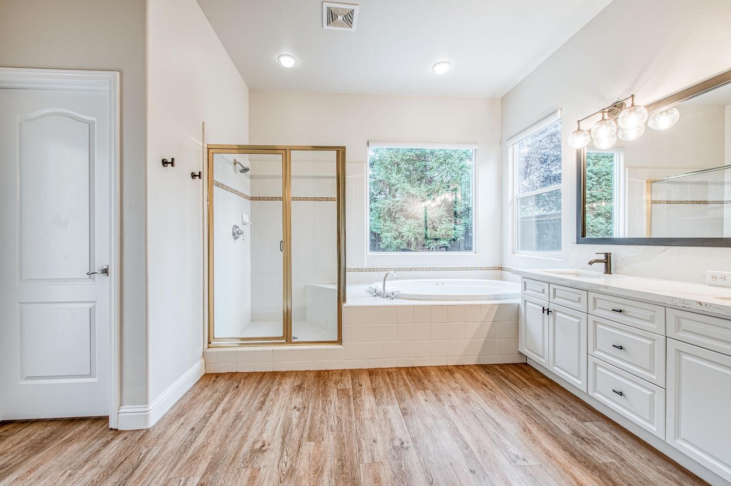 3252 Everglade Avenue Clovis, CA 93619 - Photo 27 of 31 a bathroom with a sink a bathtub and windows