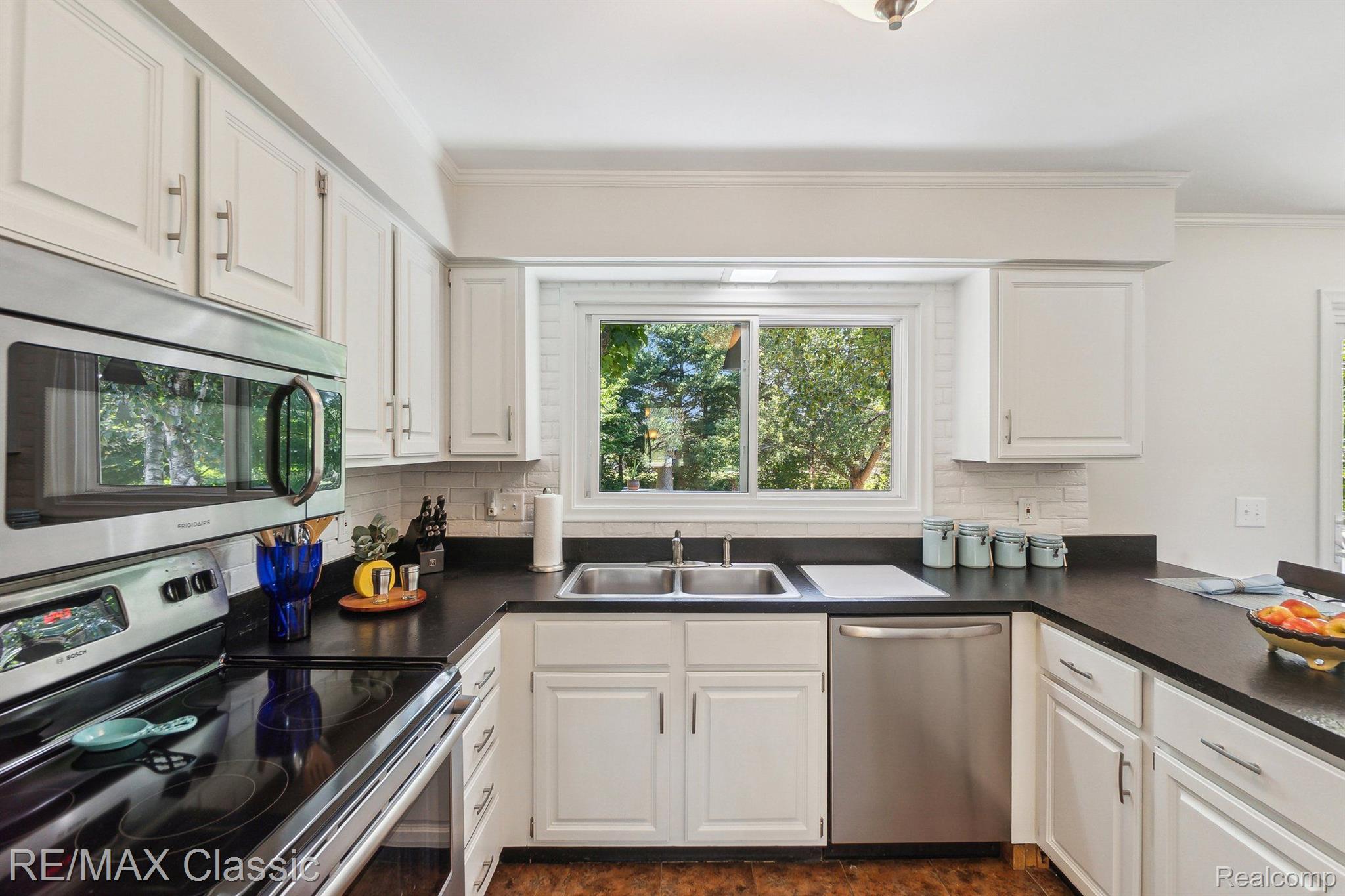 3340 North Hickory Ridge Road Highland, MI 48357 - Photo 12 of 44 Gallery Image 12