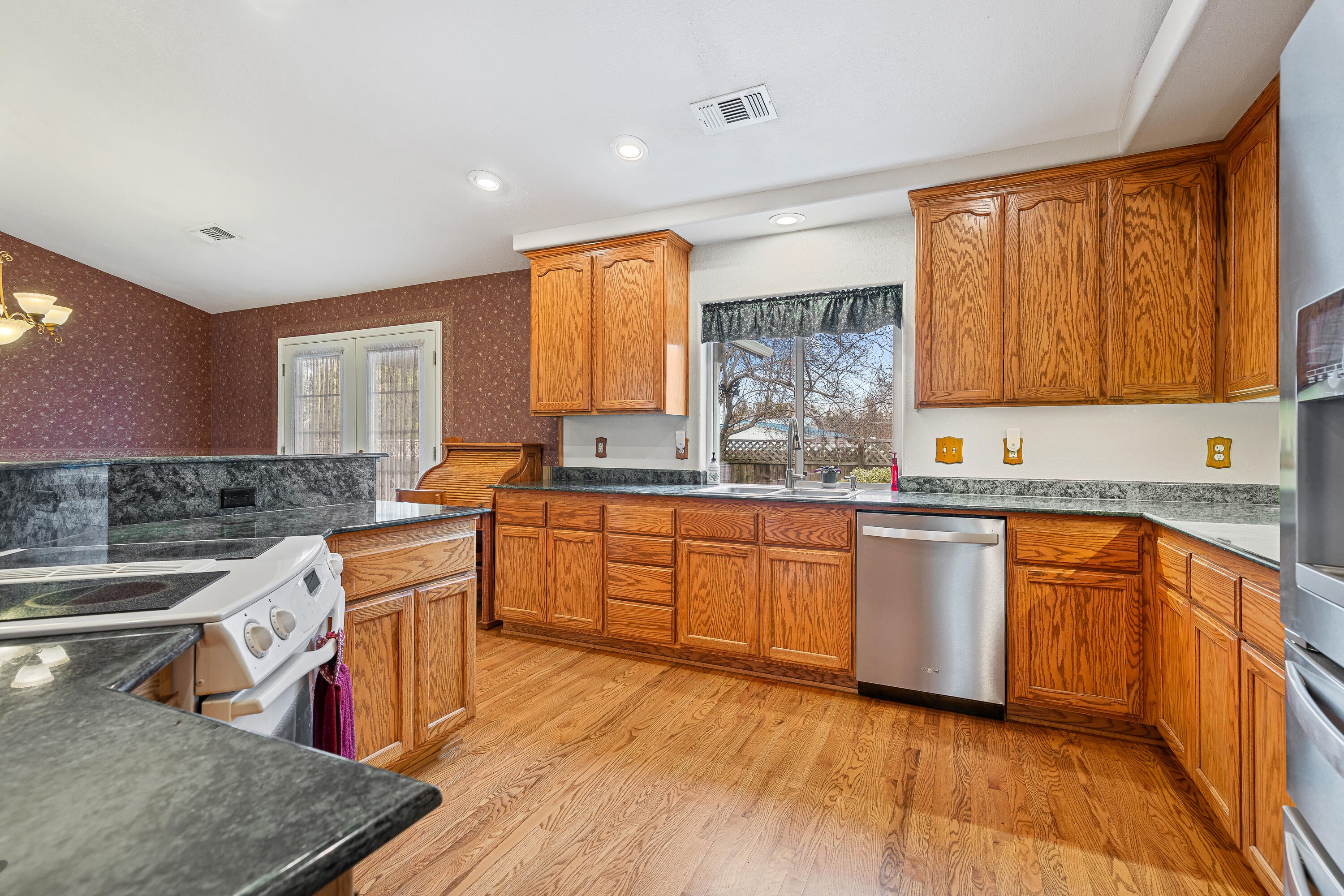 2649 Rabun Way Central Point, OR 97502 - Photo 14 of 39 9R9A3133